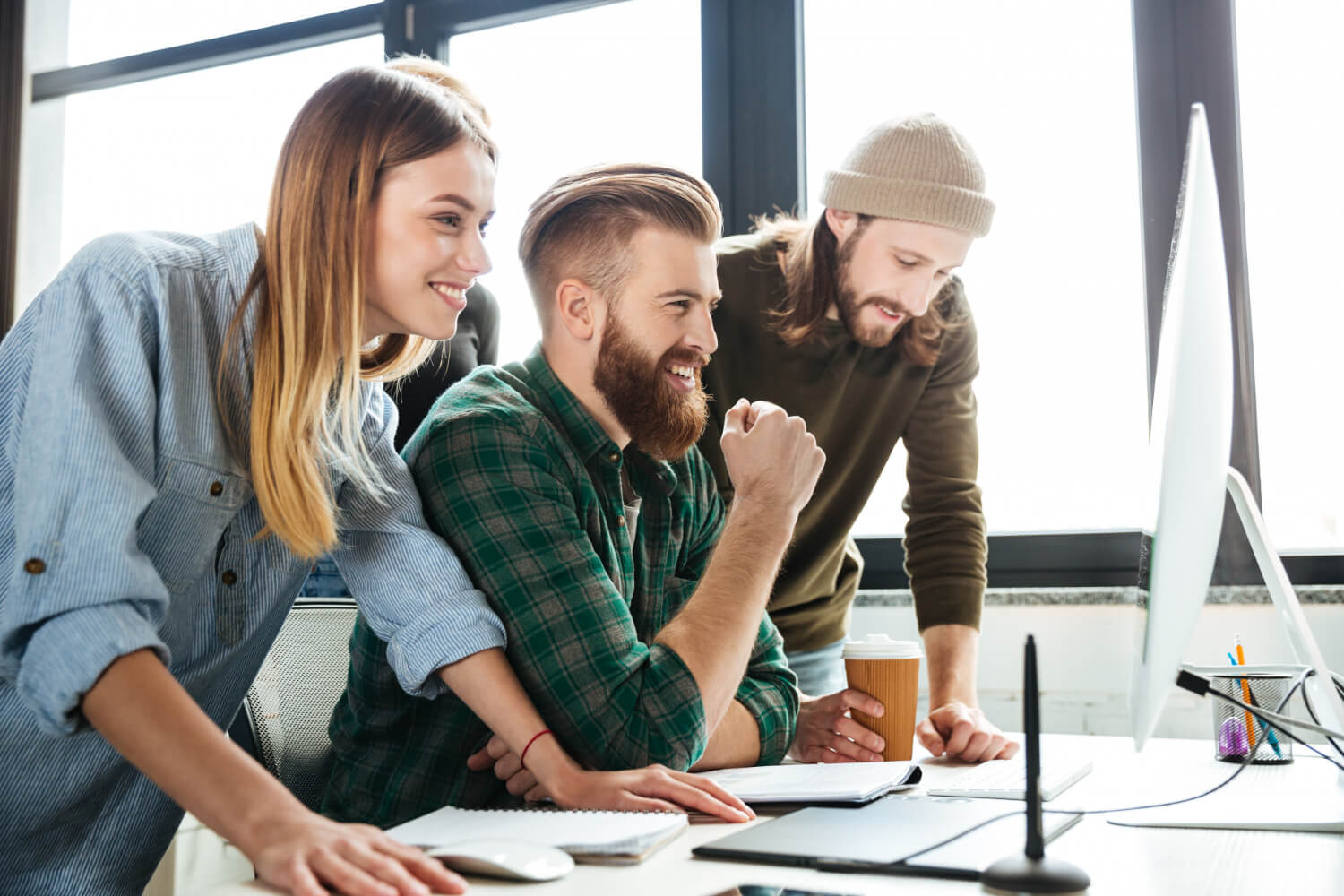 Tím startupu prezerá brand manuál a marketingové materiály