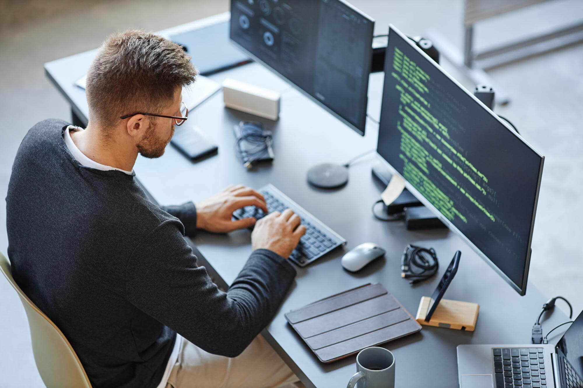 Analytik prezerá výsledky auditu rýchlosti webu na tablete s tlačenými grafmi