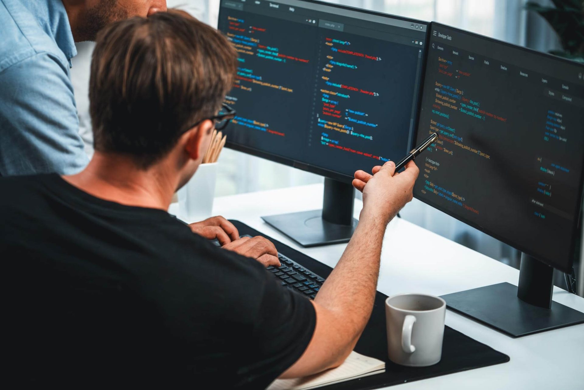 SEO analytik kontroluje výkonnosť obsahu v Search Console na obrazovke