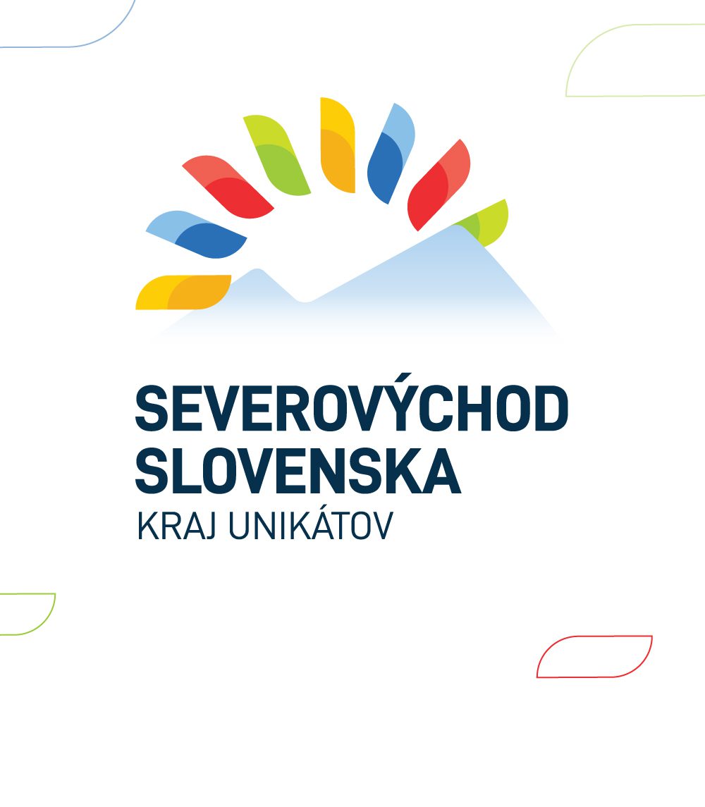 Dizajnér skicuje koncepty loga v zápisníku s fixkami a farbami na pracovnom stole
