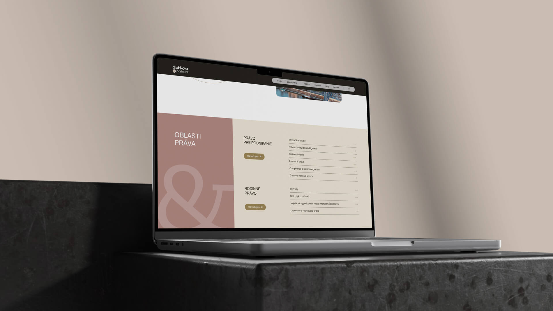 Webstránka s intuitívnym UX dizajnom a prehľadnou navigáciou zobrazená na monitore a smartfóne