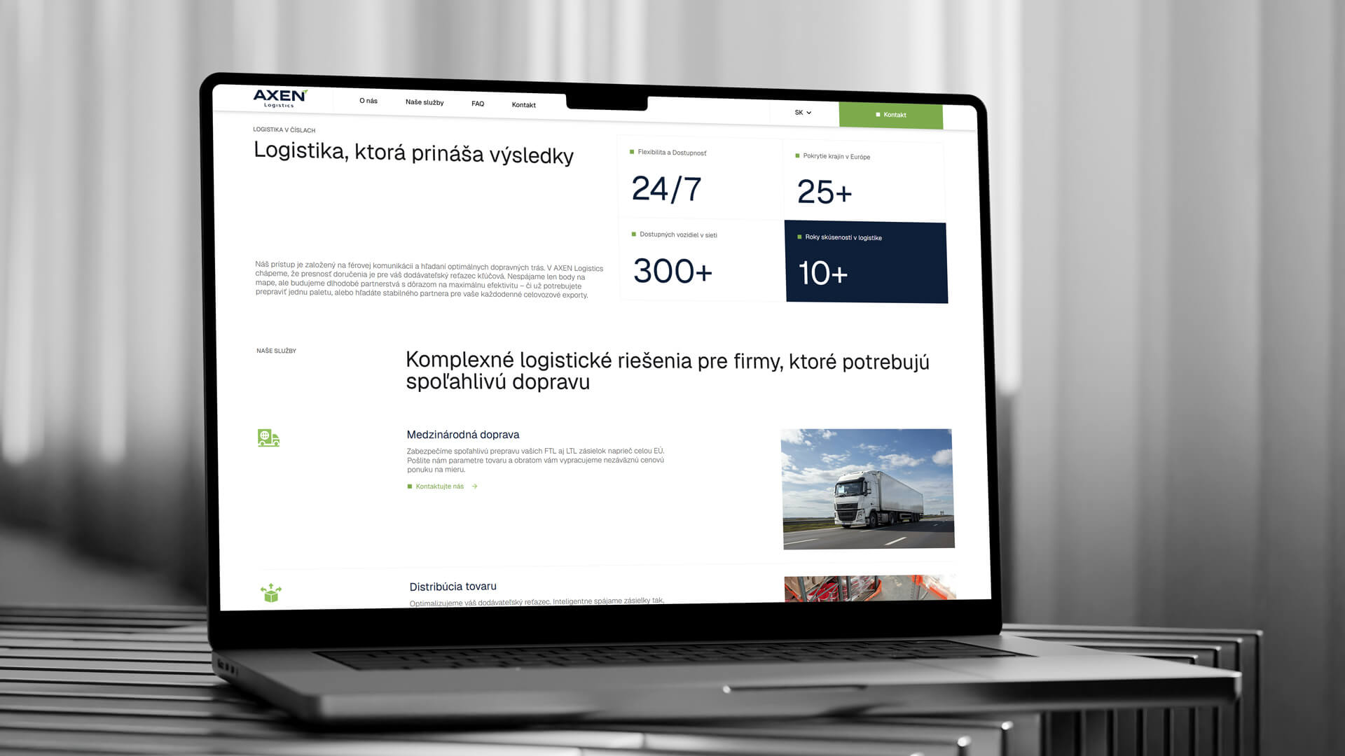 Dizajn webu pre logistickú firmu Axen Logistics zobrazený na širokouhlom monitore